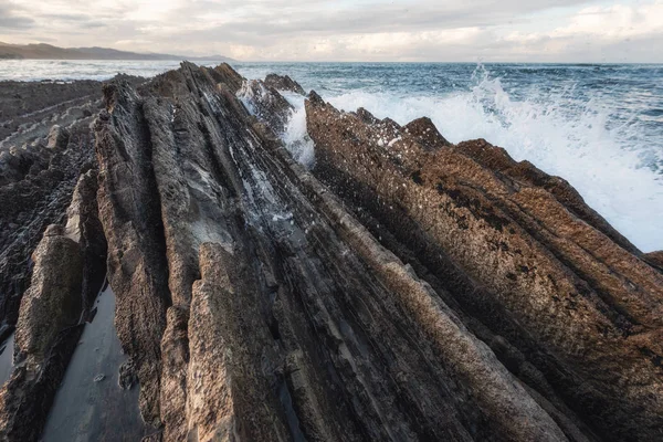 Coast landscape of famous Flysch in Zumaia, Basque country, Spain. Famous geological formations landmark. — Stock Photo, Image