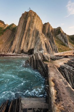 Zumaia, Bask bölgesindeki ünlü Flysch 'in sahili, İspanya. Ünlü jeolojik oluşumlar dönüm noktası.