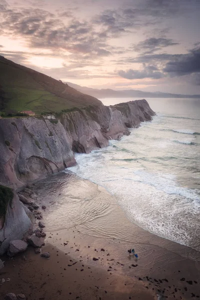 Coast Landscape Of Famous Flysch In Zumaia bij zonsondergang, Baskenland, Spanje. Beroemde geologische formaties. — Stockfoto