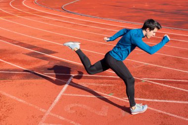 Koşucu koşuya stadyumda başlıyor.. 