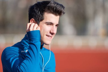 Yakışıklı Sportif Genç Koşucu Kulaklık Takıyor.