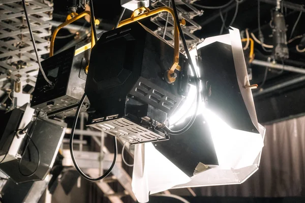 Les lumières du studio TV. Le plafond d'un studio de télévision avec l'équipement d'éclairage . — Photo