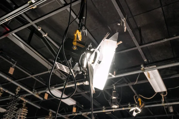 Luces de estudio de TV. El techo de un estudio de televisión con el equipo de iluminación . — Foto de Stock