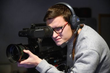 Profesyonel dijital video kamera kullanan kameraman.