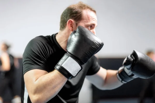 Giovane combattente, allenamento kick boxing con il suo allenatore, combattimento sul ring . — Foto Stock