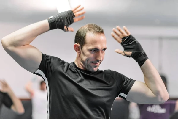 Homem de fitness a aquecer no ginásio. Preparando combate chute boxe . — Fotografia de Stock