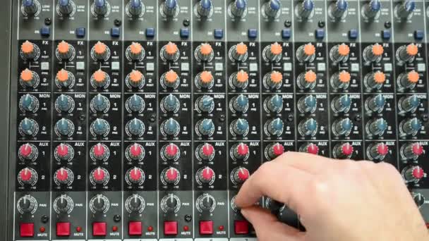 Close-up de um console de mistura, mão equalizando canais de áudio. Estúdio profissional. Trabalhando em estúdio de gravação . — Vídeo de Stock