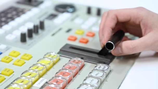 Producent dotyka i naciska klawisze w panelu sterowania sprzętu telewizyjnego i filmowego. Zarządzanie procesem transmisji na żywo. — Wideo stockowe