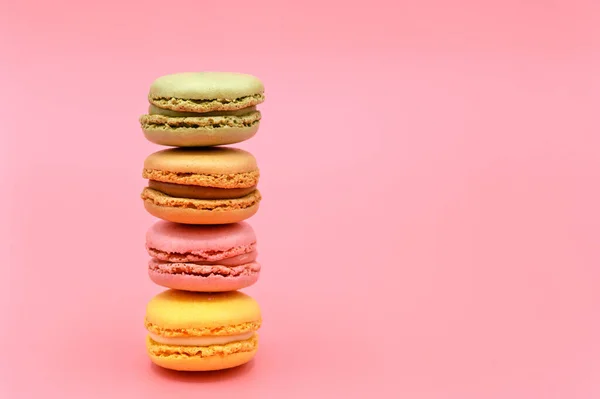 Pilha de macaroons franceses doces com tom de cor pastel vintage no fundo rosa . — Fotografia de Stock