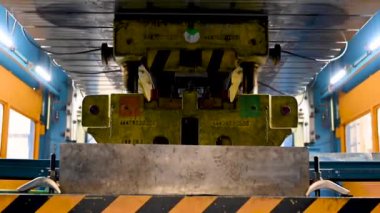 Metal levhayı basma makinesiyle damgalamak, cnc kontrol metal baskı makinesi, yüksek hassasiyet ve yüksek hassasiyet metal baskı ve yumruk makinesi.