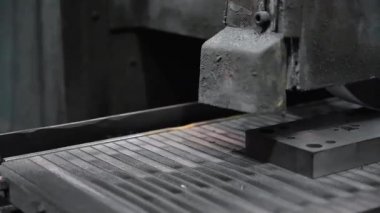 Metalin endüstriyel işleyişi, kıvılcımlı öğütücü.