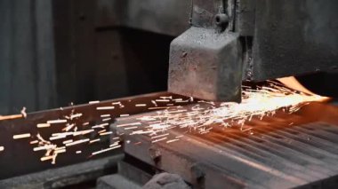 Metalin endüstriyel işleyişi, kıvılcımlı öğütücü.