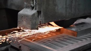Metalin endüstriyel işleyişi, kıvılcımlı öğütücü.