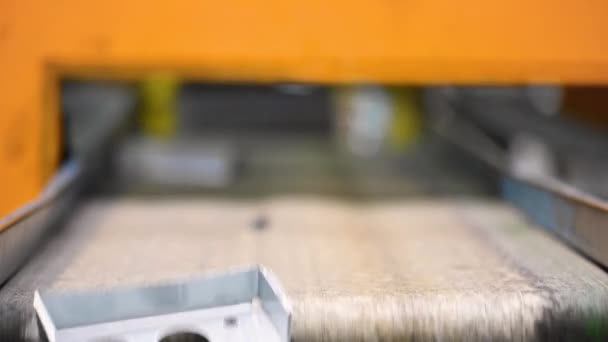 Cinta transportadora de fábrica. Proceso de fabricación industrial. Línea de producción de piezas estampadas de metal. Línea de fabricación de metal. Industria manufacturera . — Vídeo de stock