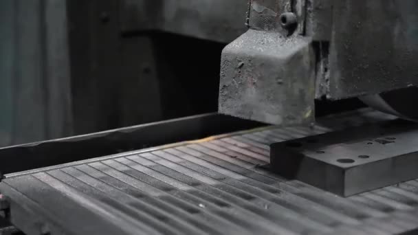 Промышленная переработка металла, шлифовальный станок с искрами . — стоковое видео