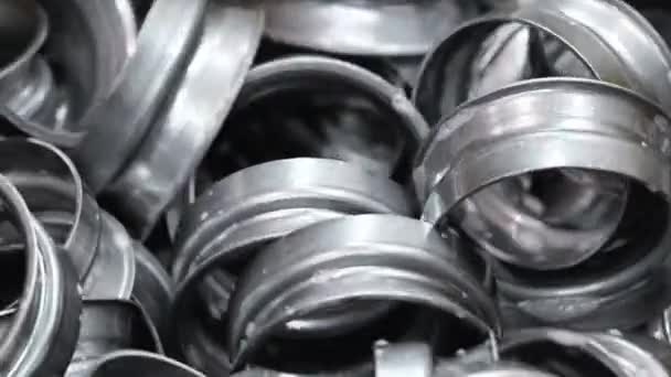 Pezzi metallici finiti nel nastro trasportatore dell'industria di stampaggio dei metalli. Contesto industriale . — Video Stock