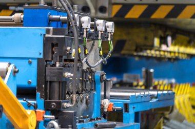 Metal levhayı basma makinesiyle damgalamak, cnc kontrol metal baskı makinesi, yüksek hassasiyet ve yüksek hassasiyet metal baskı ve yumruk makinesi.