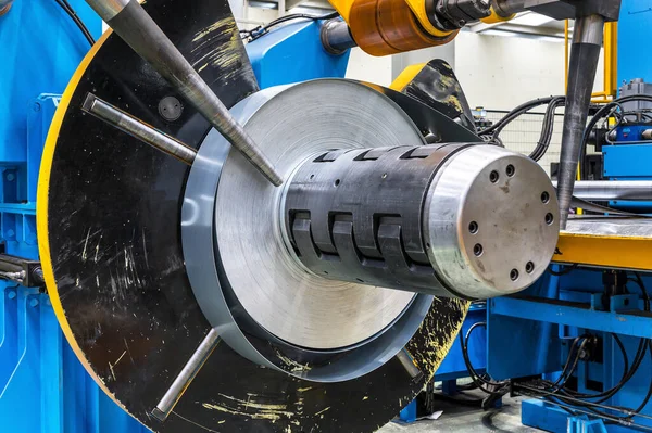 Bobinas industriales de chapa metálica conectadas con la máquina formadora de perfiles de chapa . — Foto de Stock