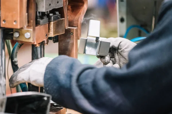 Benekli kaynak makinesi endüstriyel otomotiv fabrikasında. Sanayide çalışan operatör. — Stok fotoğraf