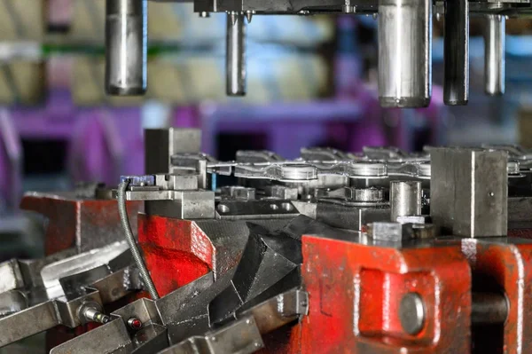 Proceso de fabricación de chapa por dobladora hidráulica . — Foto de Stock