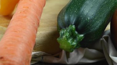 Kırsal ahşap masadaki çeşitli lezzetli organik sebzelerin yaşamı. 