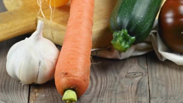 Csendélet különböző ízletes egészséges bio zöldségek, rusztikus fa asztalon. — Stock videók