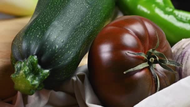 Csendélet különböző ízletes egészséges bio zöldségek, rusztikus fa asztalon. — Stock videók