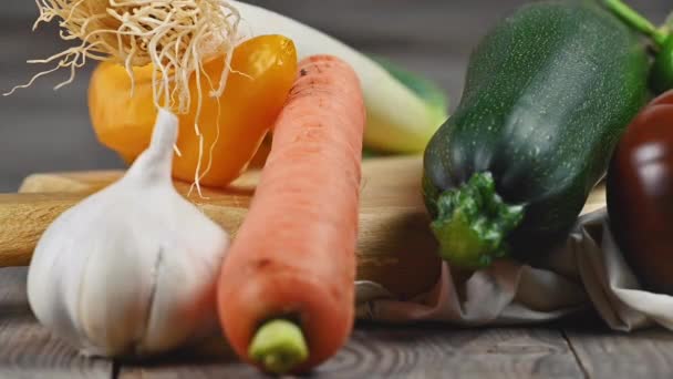 Naturaleza muerta de varias verduras orgánicas deliciosas y saludables, sobre una mesa de madera rústica. Cambio de enfoque de fondo a primer plano . — Vídeo de stock