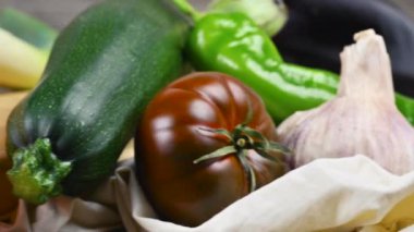 Kırsal ahşap masadaki çeşitli lezzetli organik sebzelerin yaşamı. 