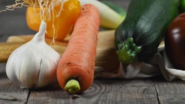 Kırsal ahşap masadaki çeşitli lezzetli organik sebzelerin yaşamı. 