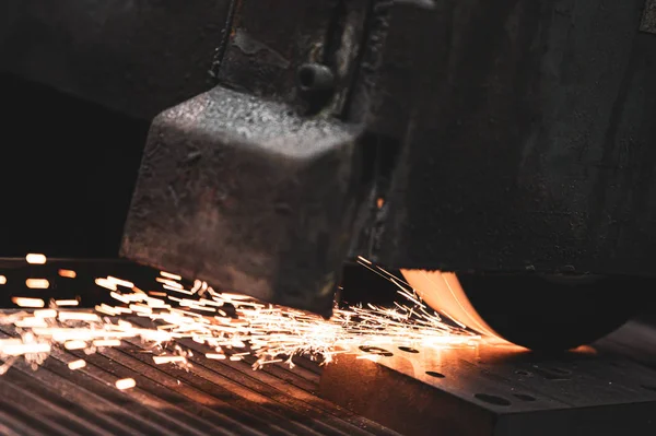 Lavorazione industriale del metallo, smerigliatrice con scintille . — Foto Stock