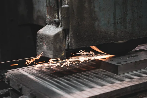 Lavorazione industriale del metallo, smerigliatrice con scintille . — Foto Stock