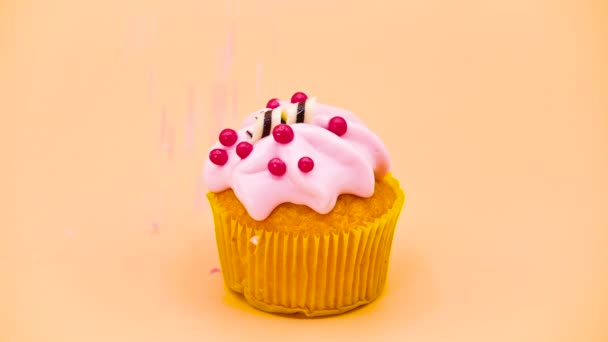 Läcker cupcake med strössel faller i slow motion. — Stockvideo