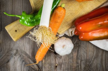 Taze sebzeler rustik ahşap masada çekim pişirmeye hazır.