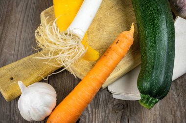 Taze sebzeler rustik ahşap masada çekim pişirmeye hazır.