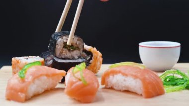 Japon restoranı yemeği. Çubuklu suşi rulosu.. 