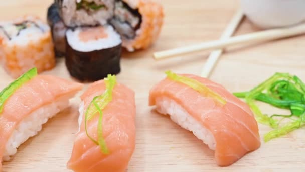 Κοντινό πλάνο των διαφόρων τύπων των ιαπωνικών φρέσκο προετοιμασμένοι σούσι. — Αρχείο Βίντεο