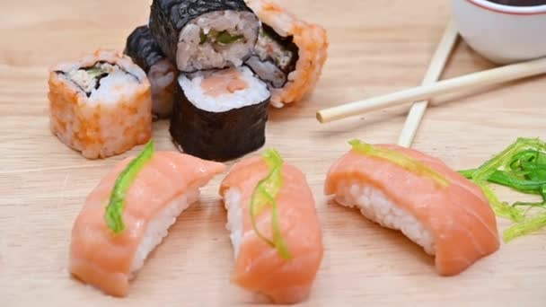 Närbild av olika typer av japansk färska förberedda sushi. — Stockvideo