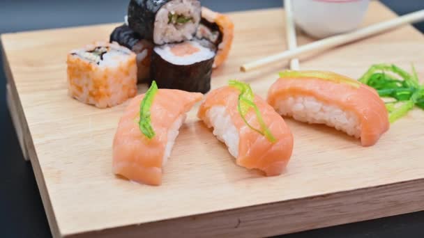 Крупним планом різні види японських свіжих приготованих суші . — стокове відео