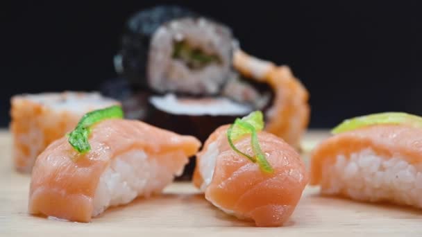 Sushi fresco na mesa Dolly Shot . — Vídeo de Stock