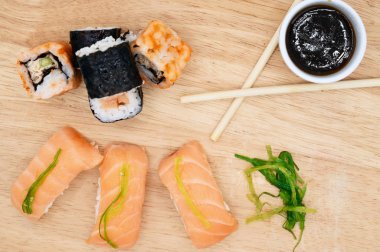 Japon taze hazırlanmış suşi çeşitli yakın çekim.