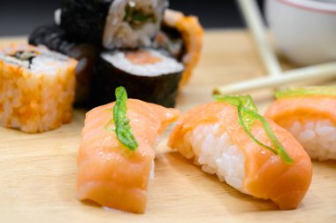 Japon restoranı yemeği. Siyah izole edilmiş arka planda çeşitli suşi ruloları. 