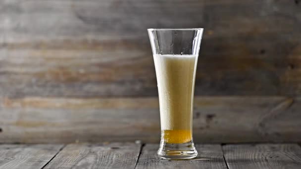 Rising Beer Foam on rustic wooden counter. — Stock Video