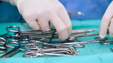 scrub hemşire cerrahi aletler işlemi için hazırlama.