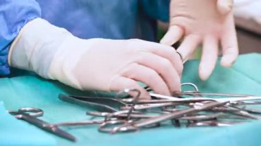 scrub hemşire cerrahi aletler işlemi için hazırlama.