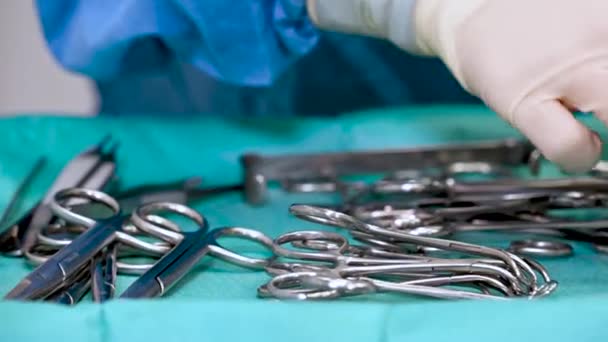 Τρίβει νοσοκόμα προετοιμασία χειρουργικά εργαλεία για τη λειτουργία. — Αρχείο Βίντεο