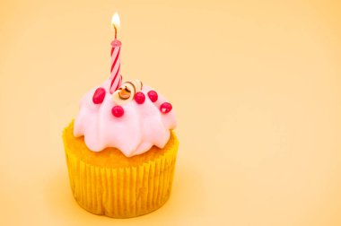 lezzetli doğum günü kek turuncu zemin üzerine mum.