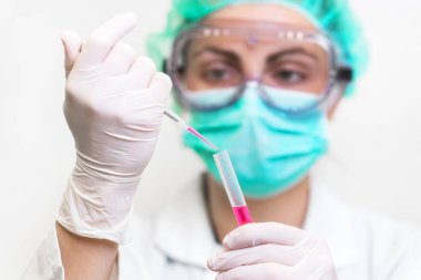 Hemşire pozitif Coronavirus kan örneğiyle test tüpü tutuyor. 2019-nCoV salgını, Roman Çin Koronavirüsü, Wuhan Coronavirüs kan analizi konsepti.