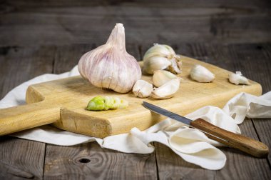 Kırsal ahşap masada sarımsaklı bir hayat.