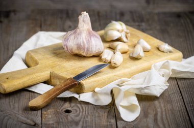 Kırsal ahşap masada sarımsaklı bir hayat.